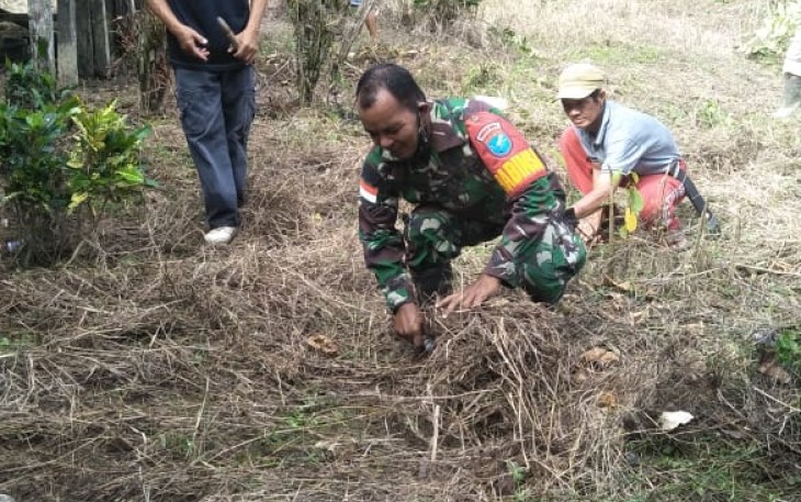 Wujud Kekompakan Babinsa Dan Masyarakat Melaksanakan Karya Bakti