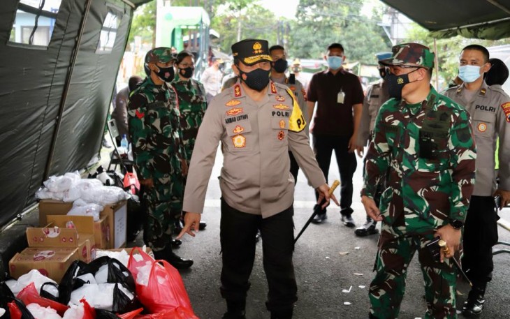 Pangdam IV/Diponegoro Mayjen TNI Rudianto didampingi Kapolda Jateng Irjen. Pol. Drs. Ahmad Luthfi, S.H., S.S.T. M.K., turun langsung ikut membagikan makanan dan minuman siap saji untuk berbuka puasa (takjil) kepada masyarakat, bertempat di Simpang 4 Jl. Kagok Kota Semarang, Jawa Tengah, Senin (3/5/2021).