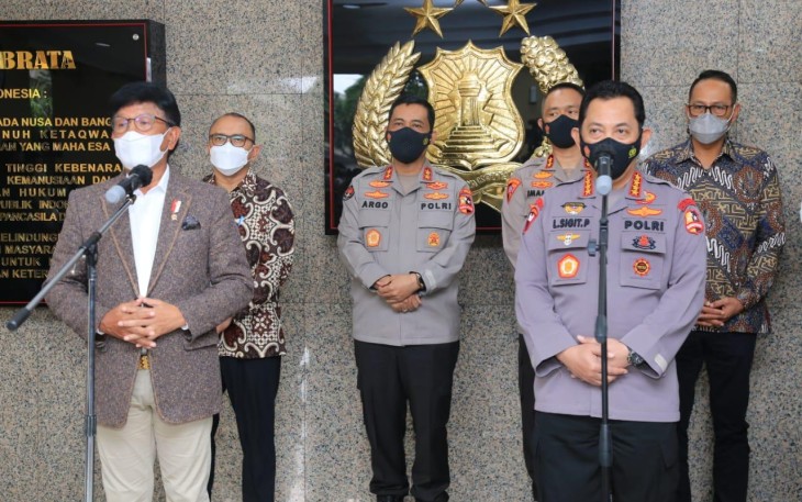 Kapolri Jenderal Listyo Sigit Prabowo menerima kunjungan Menteri Komunikasi dan Informatika (Menkominfo), Johnny G. Plate di Gedung Utama Mabes Polri, Jakarta Selatan, Selasa (4/5/2021).
