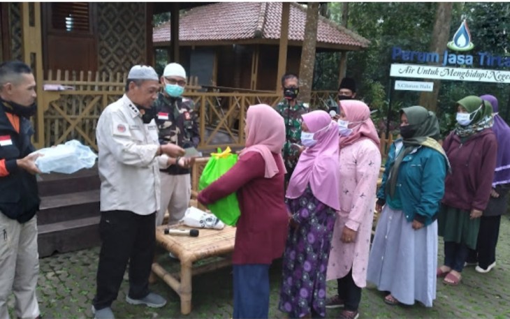 Dansektor 1 Satgas Citarum Harum Kolonel Kav Purwadi ajak satgas, masyarakat dan gober buka bersama di Situ Cisanti Desa Tarumajaya Kecamatan Kertasari Kabupaten Bandung, Selasa malam (4/5/2021).