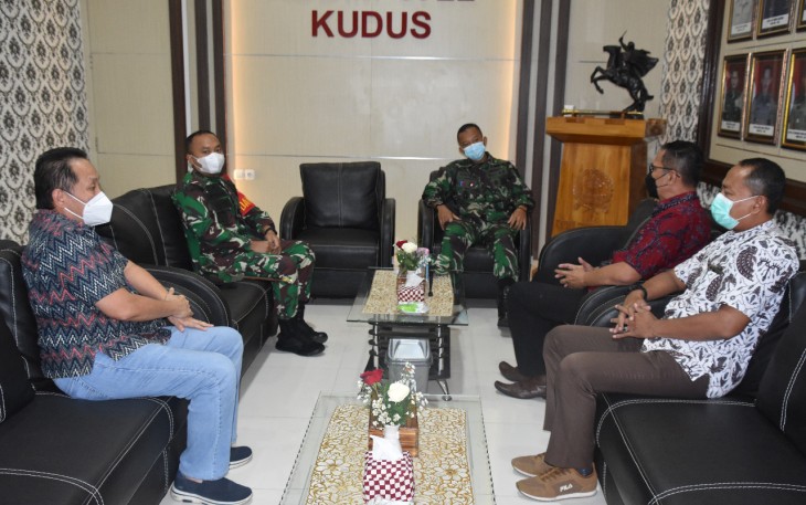 Kasi Intel Korem Mayor Inf Denver Micha H.N., S.E., M.M dan Kapenrem Mayor Caj Novari Prasetyo Wibowo, S.Sos menyambagi Kabupaten Kudus. Jumat, (7/04/2021) petang.
