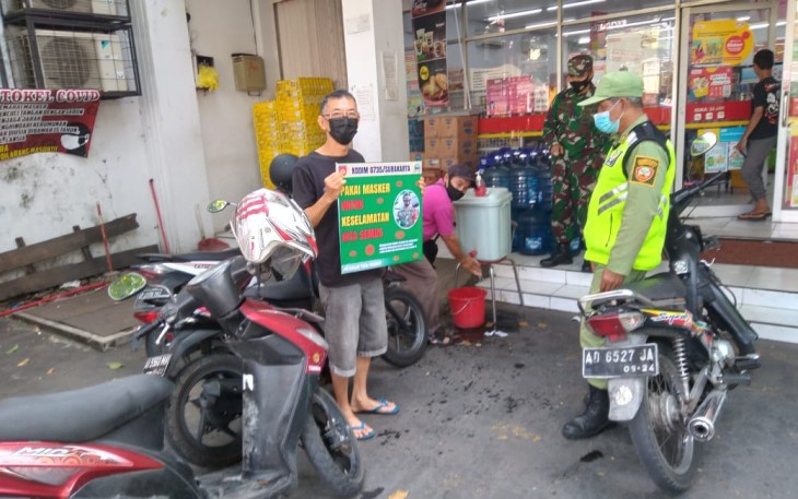 Bintara Tinggi Komunikasi Sosial (Bati Komsos) Koramil 03 Serengan Kodim 0735 Surakarta Pelda Tukiman dan Linmas menggelar Patroli Dialogis Monitoring, Sosialisasi dan Edukasi penerapan disiplin Protokol Kesehatan Cegah Covid-19. Kegiatan ini menyasar Alfa Mart Serengan Kota Surakarta,(14/5).