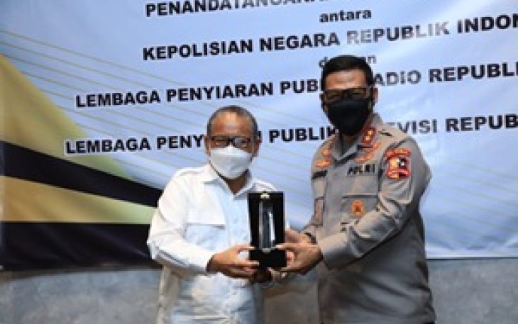 Kabag Mitra Ro Penmas Divhumas Polri, Kombes Pol Drs. Cahyo Budisiswanto, M.H.,bersama Direktur Utama TVRI, Iman Brotoseno saat penandatanganan MOU 