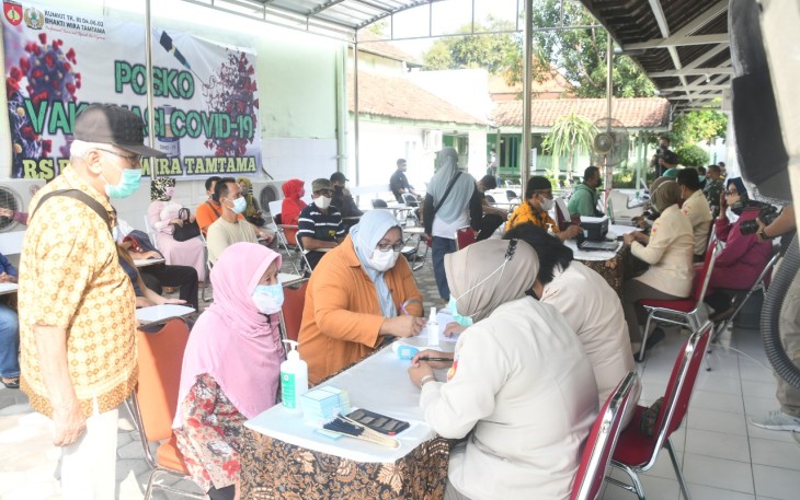 Pangdam IV/Diponegoro  Mayjen TNI Rudianto melaksanakan peninjauan langsung giat vaksinasi yang diberikan kepada purnawirawan dan warakawuri, bertempat di Rumkit Tk III 04.06.02 BWT Semarang. Kamis (20/05/2021).