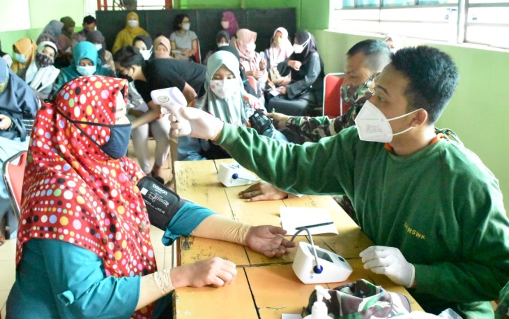 Keluarga Besar TNI, Purnawirawan dan Warakawuri Korem 071/Wijayakusuma di Vaksin