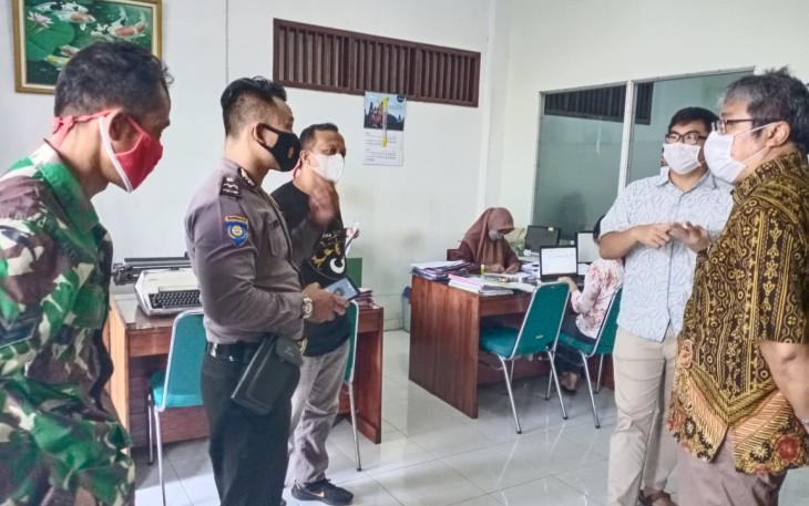 Polsek Pekalongan Timur daei Bhabinkamtibmas Aipda Teguh Antoro, SH bersama Tim PPKM Mikro, Kecamatan Pekalongan Timur melakukan tracing kepada warga yang kedapatan kontak erat dengan penderita COVID-19.