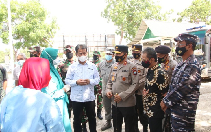 Danlantamal IV Bersama Walikota Batam Tinjau Posko PPKM Skala Mikro