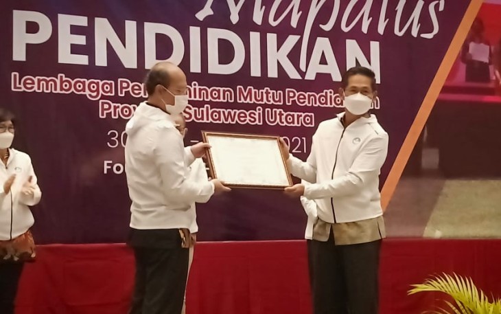 Wali Kota Bitung Maurits Mantiri