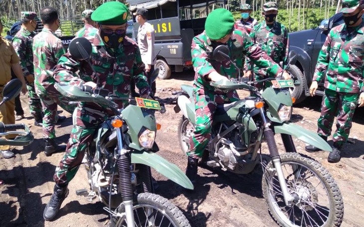 Walikota Bitung kiri bersama Danrem saat tinjau lokasi TMMD ke-111