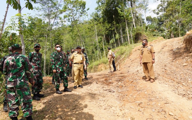 Komandan Korem 071/Wijayakusuma, Kolonel Inf Dwi Lagan Safrudin, S.I.P., cek langsung kondisi dan situasi lokasi TMMD 111 Kodim 0704/Banjarnegara, Senin (31/5/2021) di Desa Kebutuhjurang Kecamatan Pagedongan Kabupaten Banjarnegara. 