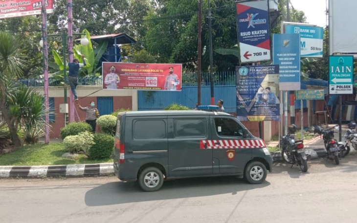 Polsek Pekalongan Utara kali ini telah memasang Spanduk layanan 110, dengan ukuran besar di sejumlah titik kecamatan Pekalongan Utara,  Jum'at, (4/6/2021)