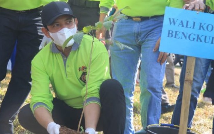 Usai Tanam Pohon, Wawali Bersihkan Sampah di Taman Berkas dan Pantai