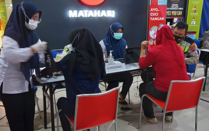 Vaksinasi yang dilaksanakan oleh Polres Pekalongan Kota Polda Jateng  kepada karyawan Matahari Departmen Store, Plaza Pekalongan dan  PT. Wicona yang sedang berada di Mall Hypermart  pada hari pertama Rabu (16/6/2021) 