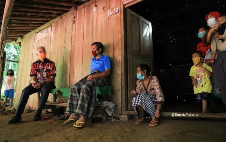 Gubernur Jawa Tengah Ganjar Pranowo  menengok keadaan rumah milik Purmanto dan Parti pembuat besek di Dusun Ganding, Desa Sumberejo, Pabelan, Kabupaten Semarang.