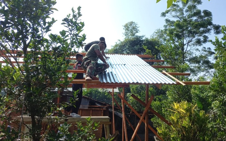 Rumah milik opa Daniel yang bawdang di kerjakan oleh satgas TMMD kodim Bitung