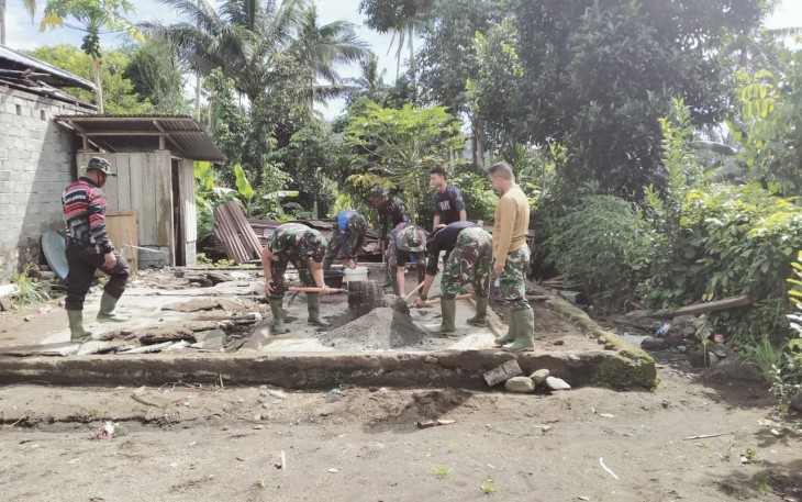 Foto Personil Satgas TMMD ke 111 bergotong royong bangun rumah warga