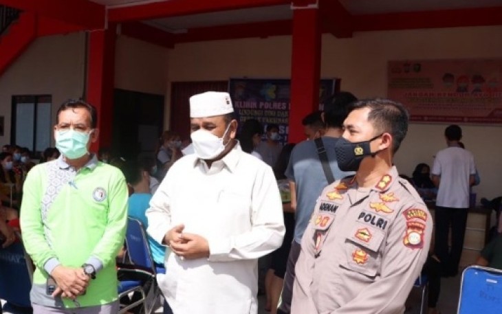 Polres Karimun Bantu Pemerintah Dalam Kegiatan Vaksinasi Massal