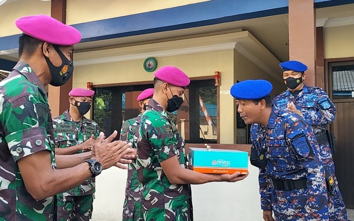 Prajurit Yonmarhanlan VIII Bitung saat memberikan kue ulang tahun kepada personil jaga Polairud
