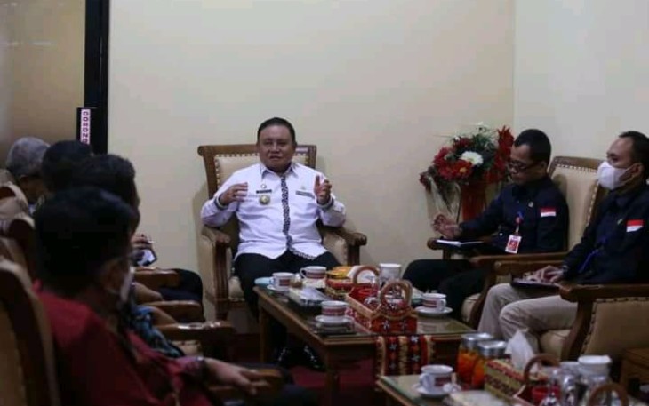 Wakil Bupati Lampung Barat Drs. Mad Hasnurin didampingi Kepala Dinas Komunikasi dan Informatika (Kominfo) Lampung Barat Padang Priyo Utomo, SH