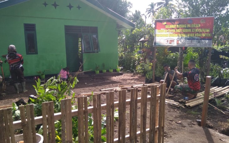 Warga bersama satgas TMMD kodim Bitung tanam bunga depan rumah Oma rahel