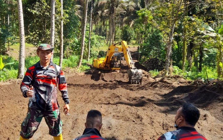 Foto Koptu Marinir Steven Dien Bersama tim satgas TMMD kodim Bitung