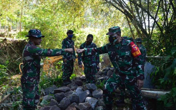 Dandim Sapa Satgas di Lokasi TMMD