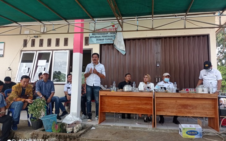 Tenno Haika S.Sos, bersama Delapan (8) Unsur Pimpinan dan Anggota Dewan Perwakilan Rakyat Daerah (DPRD) Kabupaten Seluma dari Daerah Pemilihan (Dapil) empat (4) lainnya menggelar Reses Masa Persidangan Pertama, Tahun Sidang 2021 - 2022 di Balai Desa Bukit Peninjauan Satu (BP 1)