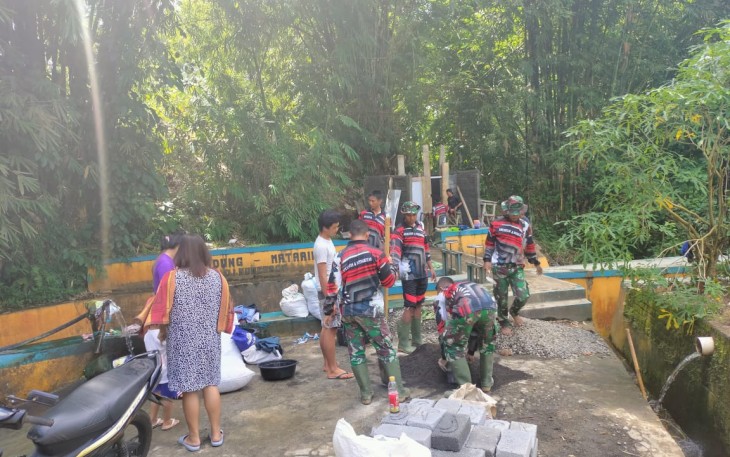 Satgas TMMD kodim Bitung saat mengaduk campuran semen