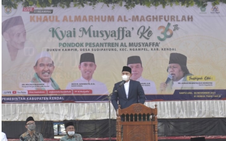 Bupati Kendal saat memberikan sambutan dalam acara Haul Almarhum Al - Maghfurloj Kyai Musyafga' ke 36, Sabtu 5/11/2021