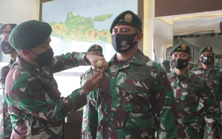 Pangdivif 2 Kostrad Mayjen TNI Andi Muhammad menyematkan Pin Vira Cakti Yudha kepada salah satu prajurit Kostrad berprestasi