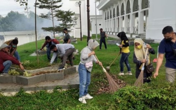 Maknai Hari Mulia, DPUPR Gotong Royong Bersihkan Berendo dan Masjid At-Taqwa