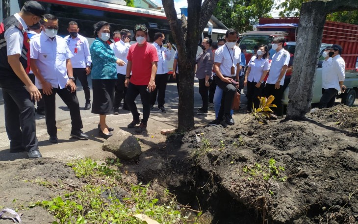  Di dampingi Ketua TP-PKK Kota Bitung, Rita Tangkudung, Walikota Bitung Ir. Maurits Mantiri MM tinjau sejumlah drainase di Kota Bitung