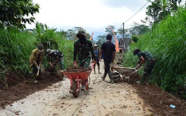 Angkong Alat Yang Sederhana Beroda Satu Namun Kegunaannya Sangat Penting Yang Selama Ini Digunakan Untuk Memperlancar Pembangunan Fisik TMMD 112 Kodim 0818