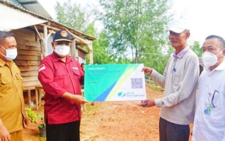 Perhatikan Kesejahteraan Nelayan, Pemkab Karimun Serahkan Lima Unit Kapal dan Berikan BPJS Ketenagakerjaan