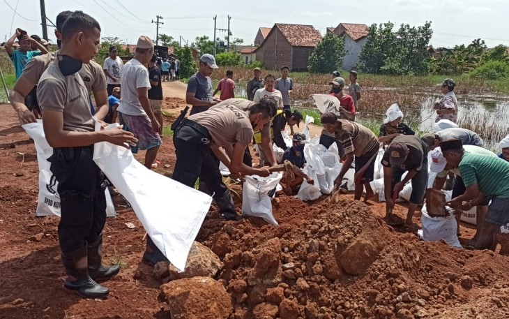 Personel Samapta Polres Pekalongan Kota Bantu Warga Buat Tanggul Darurat
