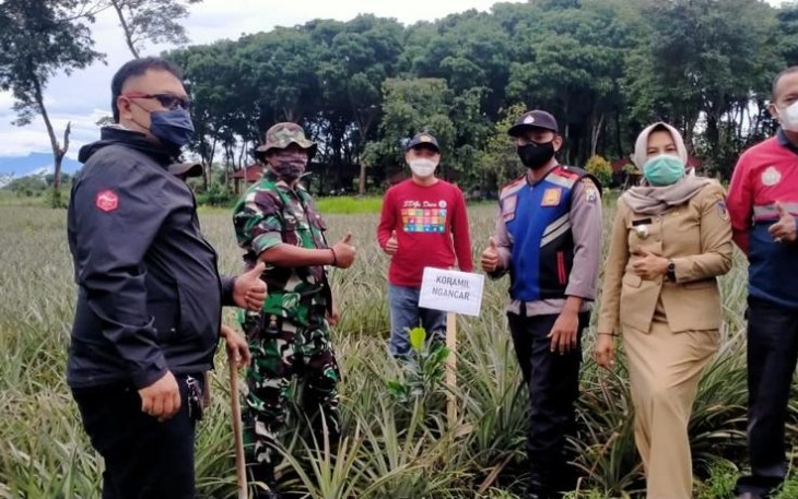 Manfaatkan lahan perhutani untuk masyarakat desa, Anggota DPRD Provinsi Jawa Timur, Heri Setiawan bersama masyarakat Desa Sempu, Kecamatan Ngancar, Kabupaten Kediri melakukan aksi penanaman 1.000 bibit buah