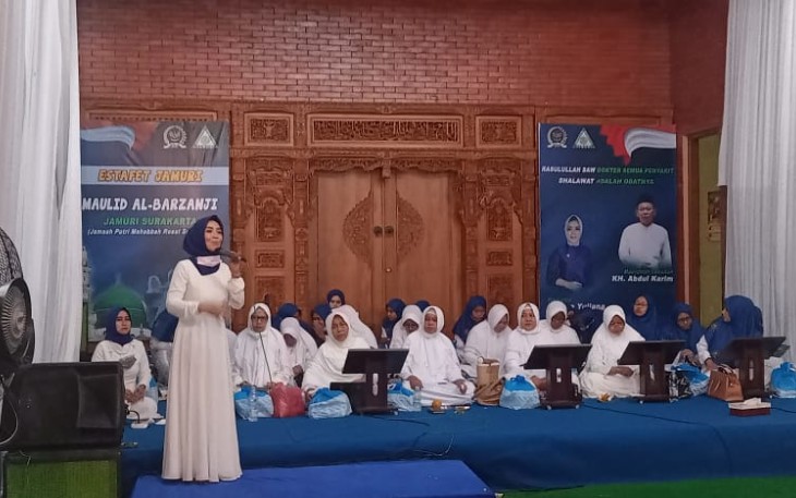 Peringati Maulid Nabi, Eva Yuliana Lantukan Sholawat Al Barzanji 