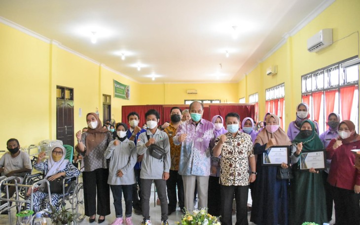 Pemkot Tebing Tinggi Serahkan Alat Bantu Bagi 30 Penyandang Disabilitas Dan 154 Piagam Penghargaan Graduasi PKH