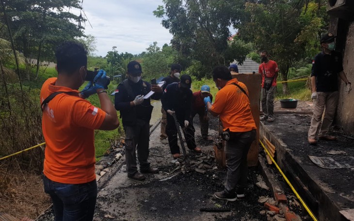 Lakukan penyelidikan terhadap penyebab kebakaran yang terjadi di Kantor Sekretariat DPRD Kota Bengkulu, Tim Labfor Polda Sumatera Selatan pagi hari kemarin Minggu (19/12) melakukan olah TKP (Tempat Kejadian Perkara)