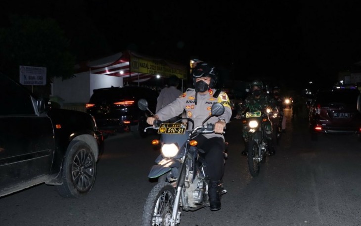PJU Polres Bengkulu Selatan laksanakan monotoring dan pengamanan kegiatan ibadah malam natal di Kabupaten Bengkulu Selatan