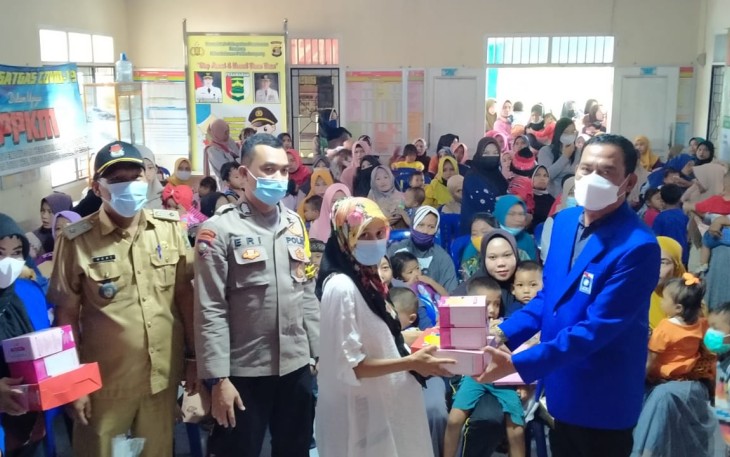 Ketua DPD PAN Bagikan Makanan Tambahan Ibu Hamil Dan Balita