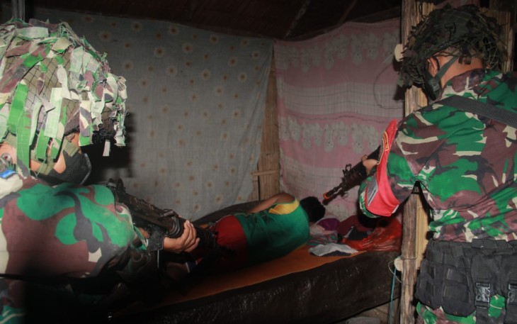 Prajurit Yonmarhanlan VIII Bitung Laksanakan Penyelesaian Sasaran Raid Dalam Latihan TW III di Likupang Timur
