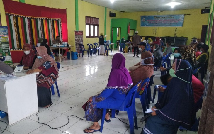 Sejumlah warga Desa Pulo Sarok saat mengikuti vaksinasi covid-19