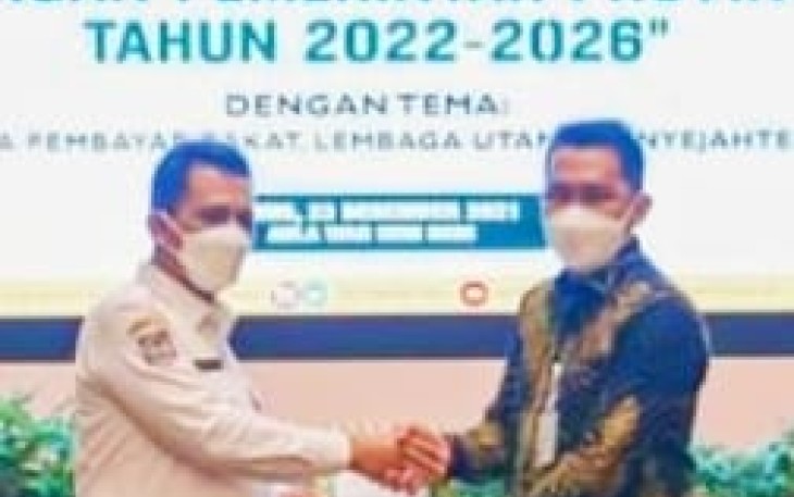 Gubernur Kepulauan Riau H. Ansar Ahmad bersama Ketua Baznas Kepri H. Arusman Yusuf menyerahkan Surat Keputusan (SK) Gubernur Kepri tentang Pengurus Unit Pengumpul Zakat (UPZ) 