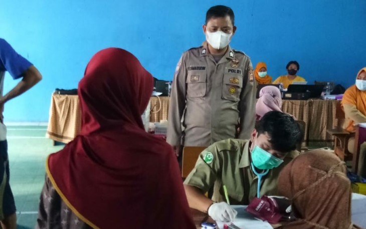 Kapolsek Cisompet-Polres Garut, Melaksanakan Vaksinasi Di Gerai Vaksin Presisi Dengan Peserta Sangat Antusias