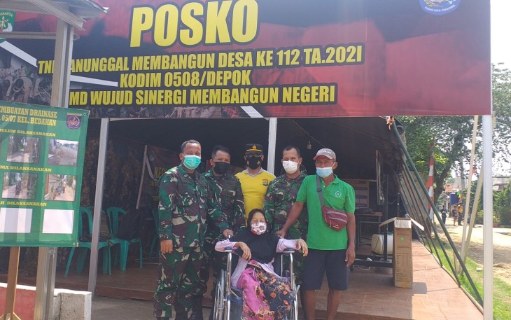 Satgas TMMD Serahkan Bantuan Kursi Roda Buat Warga