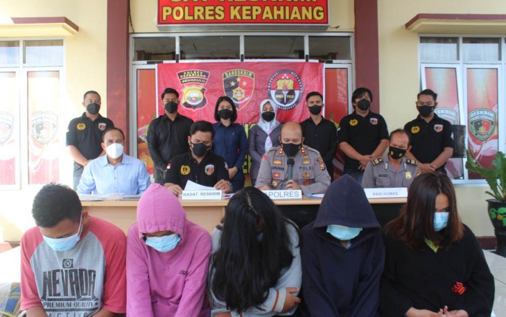 Kapolres Kepahiang AKBP Suparman S.IK, M.AP, yang didampingi Kasat Reskrim Polres Kepahiang AKP Welliwanto Malau, S.IK., MH dalam pelaksanaan press conference kemarin (Selasa, 19/10/2021).