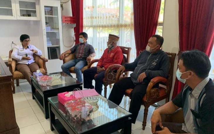 Tokoh masyarakat mengadu kepada Ketua DPRD agar Kepala Desa Kota Lekat Lailatul Azhar dicopot dari jabatannya. (Foto :I news TV/Ismail Yugo)