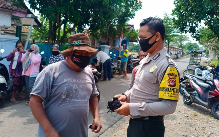 Patroli Polsek Palasah Bagikan Masker Kepada Warga Cegah Penyebaran Covid-19