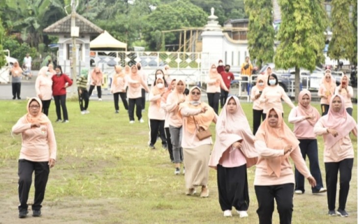  HUT ke-22 Dharma Wanita Persatuan (DWP) Kabupaten Kendal Saat mengadakan senam di Stadion utama Kebondalem